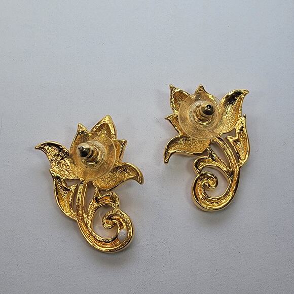 Vintage Gold-Tone Floral Earrings – Elegant Lotus Design, Classic Studs - Picture 9 of 10